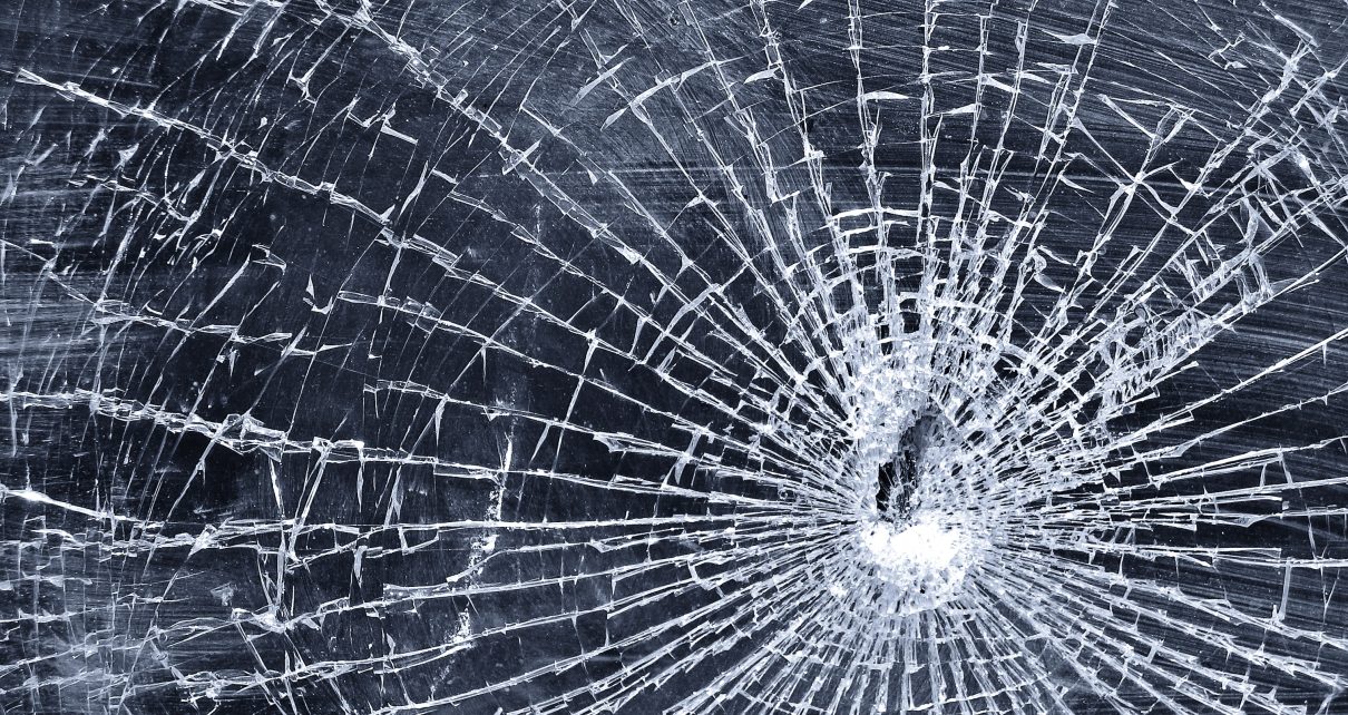 В Коркино неизвестные разбили окно и проникли в магазин "Пятёрочка"