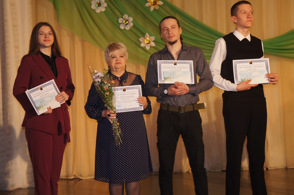 Одарённым детям вручили стипендии главы Коркинского района