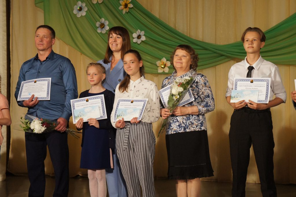 Одарённым детям вручили стипендии главы Коркинского района