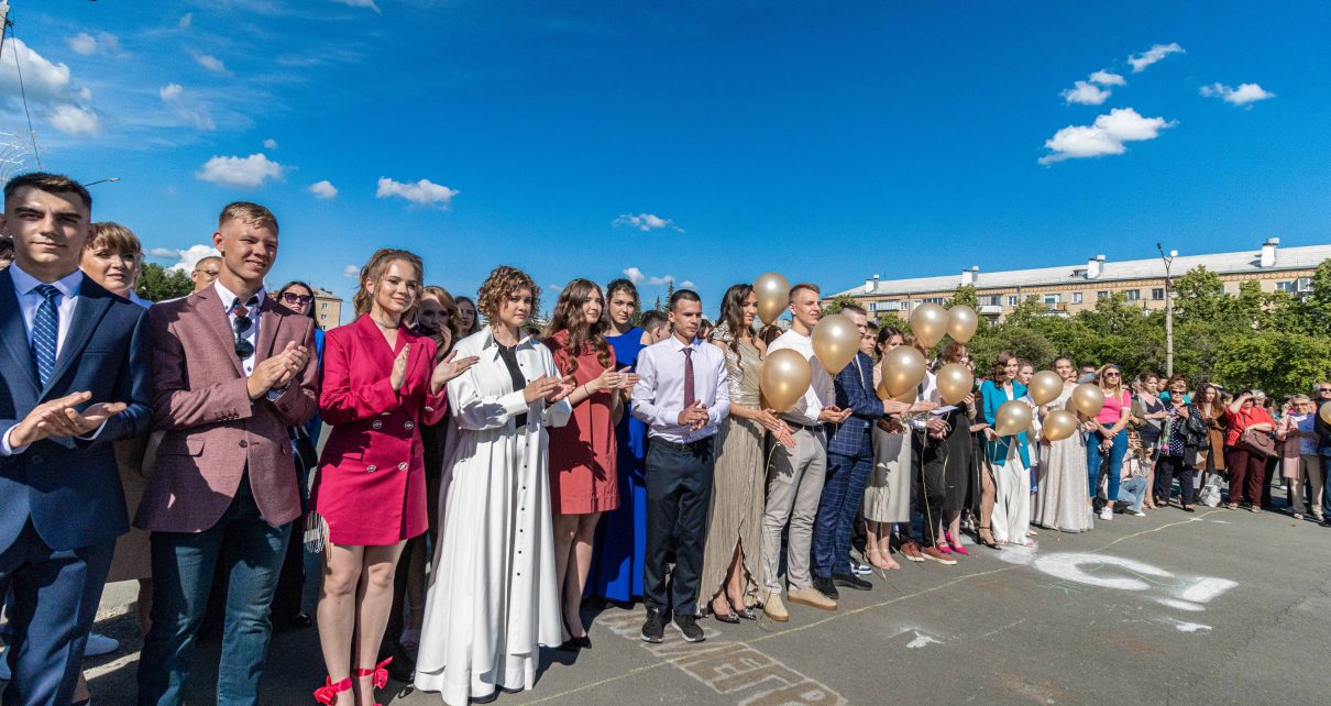Сегодня для 118 коркинских выпускников прошёл выпускной бал