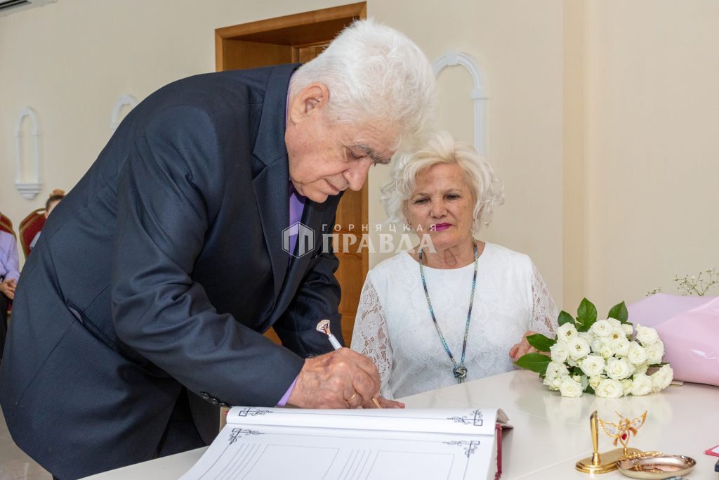 В Коркинском районе с золотой свадьбой поздравили Александра и Лидию Фраткиных