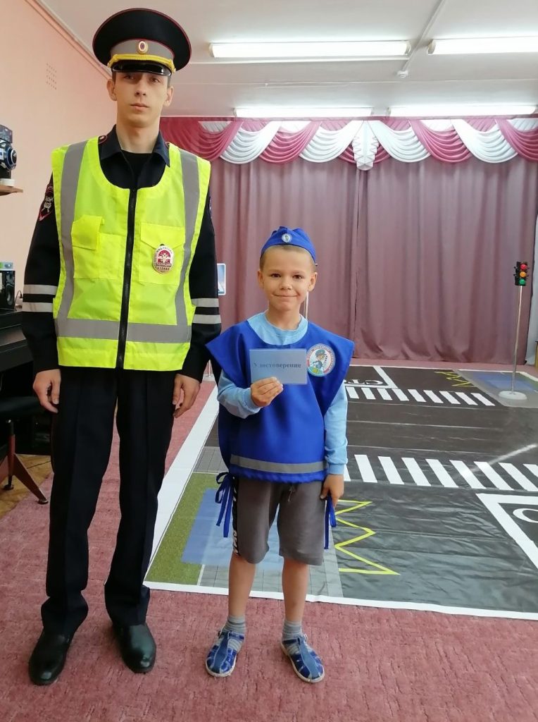 Воспитанникам детсада вручили удостоверения юных инспекторов дорожного движения