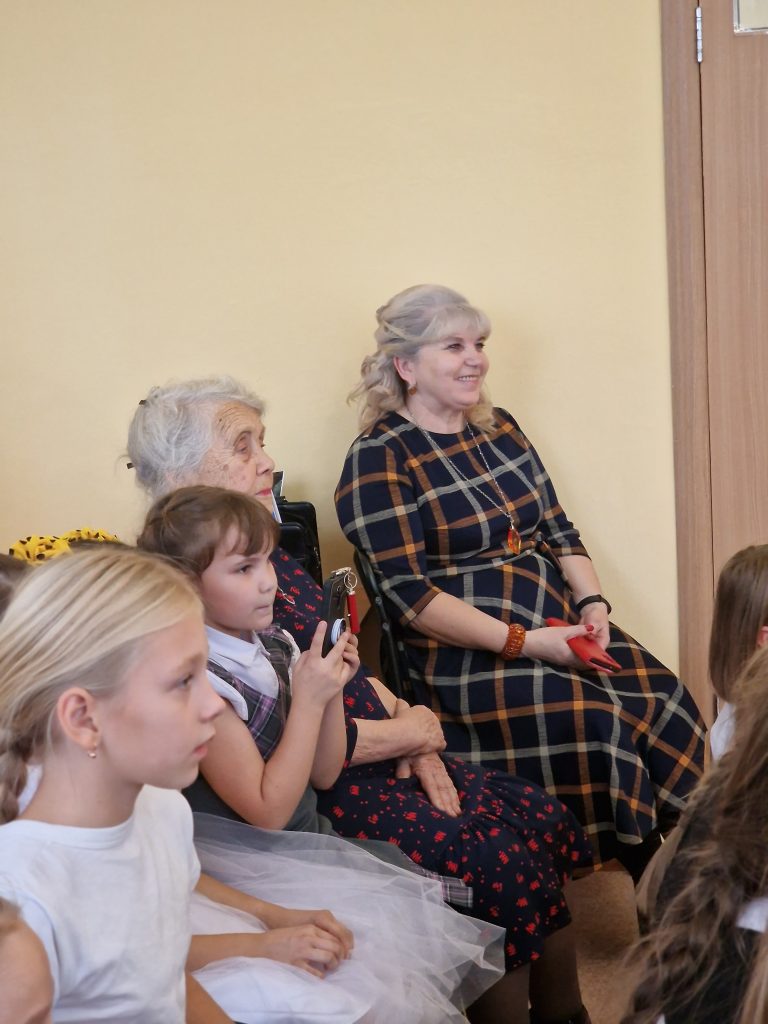 Центр допобразования Коркино пригласил на День учителя ветеранов