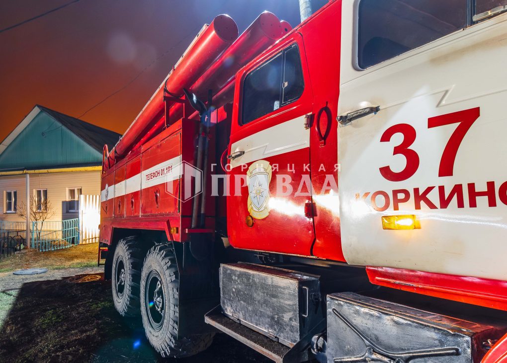 В коркинском СНТ загорелась баня, хозяева сами пытались справиться c огнём