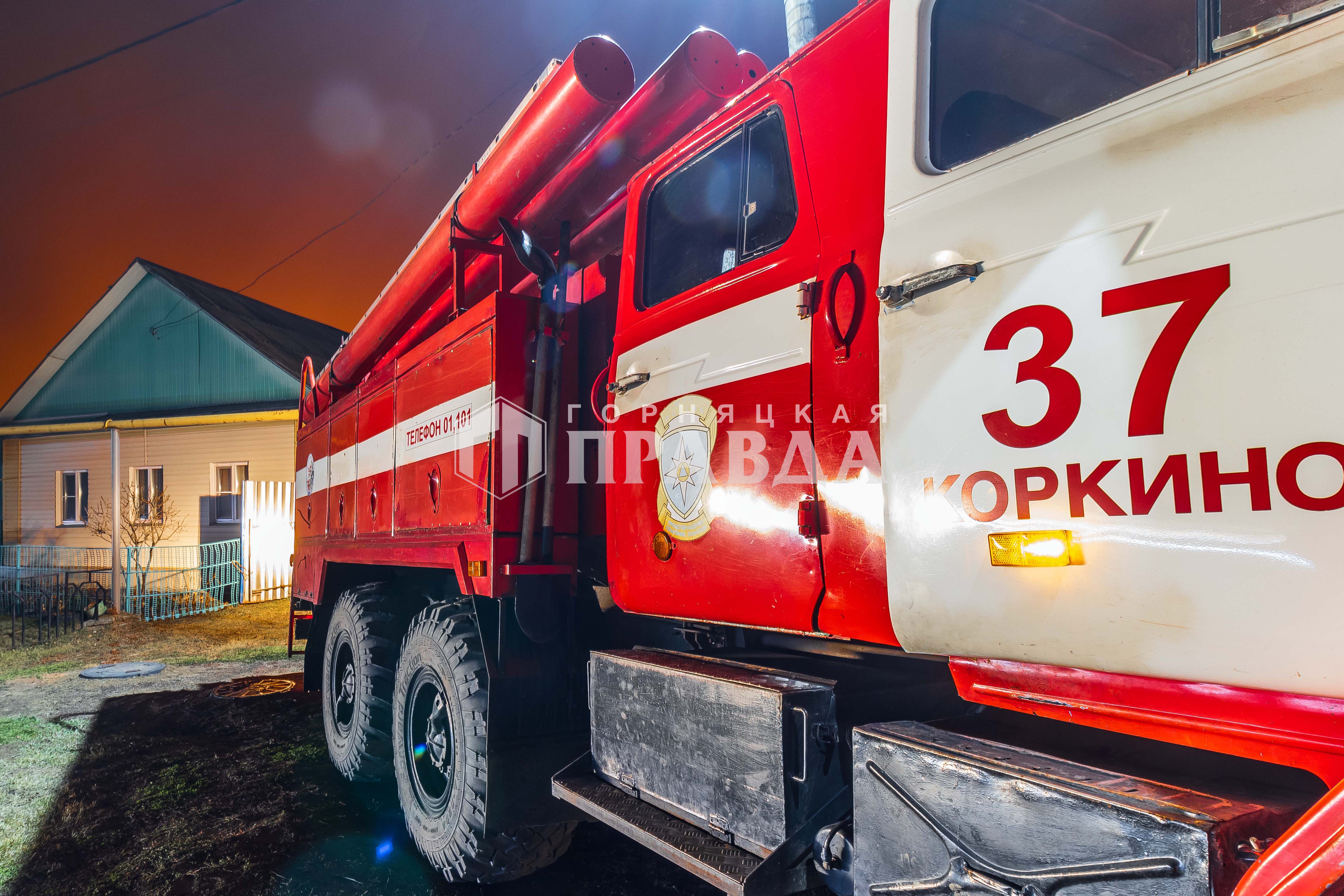 В коркинском СНТ загорелась баня, хозяева сами пытались справиться c огнём  - Новости Коркинского округа