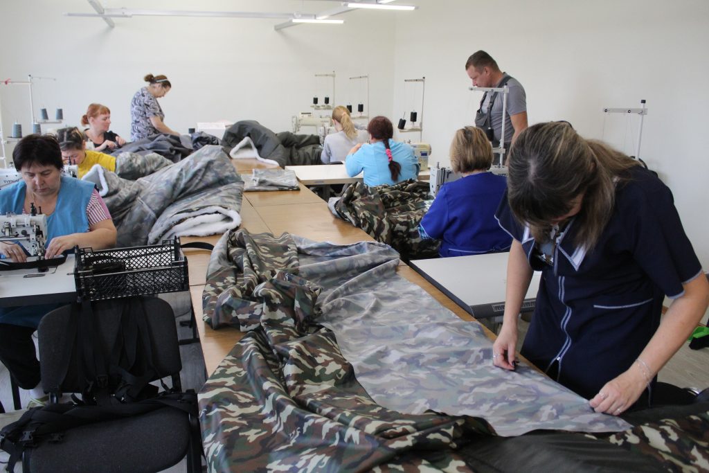 На Розе для мобилизованных и добровольцев шьют зимние спальные мешки