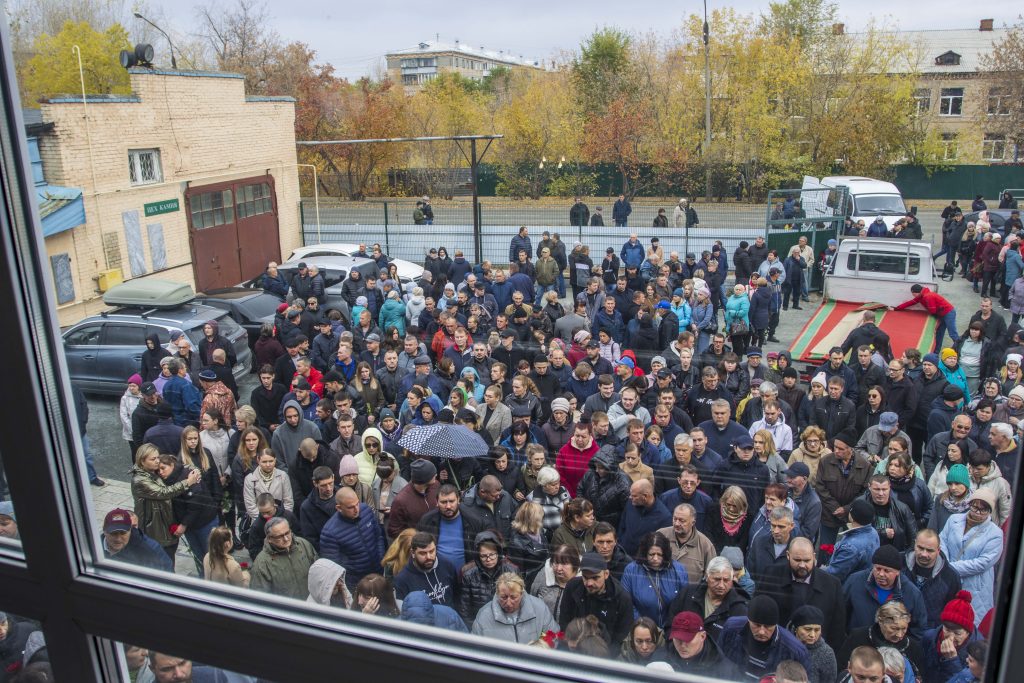 Сегодня в Коркинском районе сотни земляков пришли на прощание с Тимуром Ахметшиным и Антоном Борисовым
