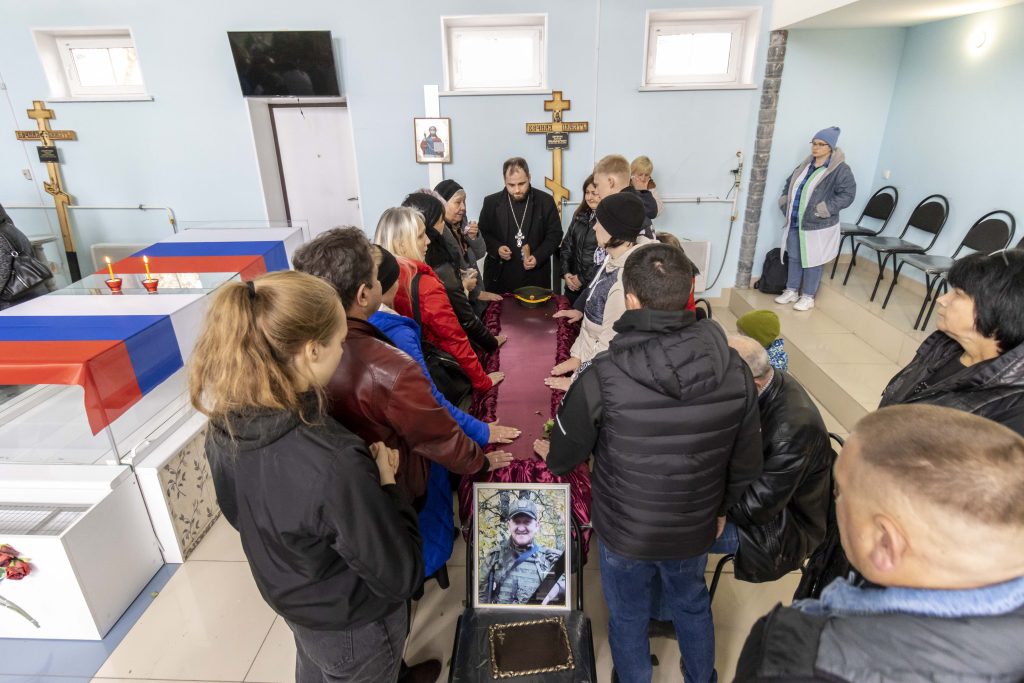 Сегодня в Коркинском районе сотни земляков пришли на прощание с Тимуром Ахметшиным и Антоном Борисовым
