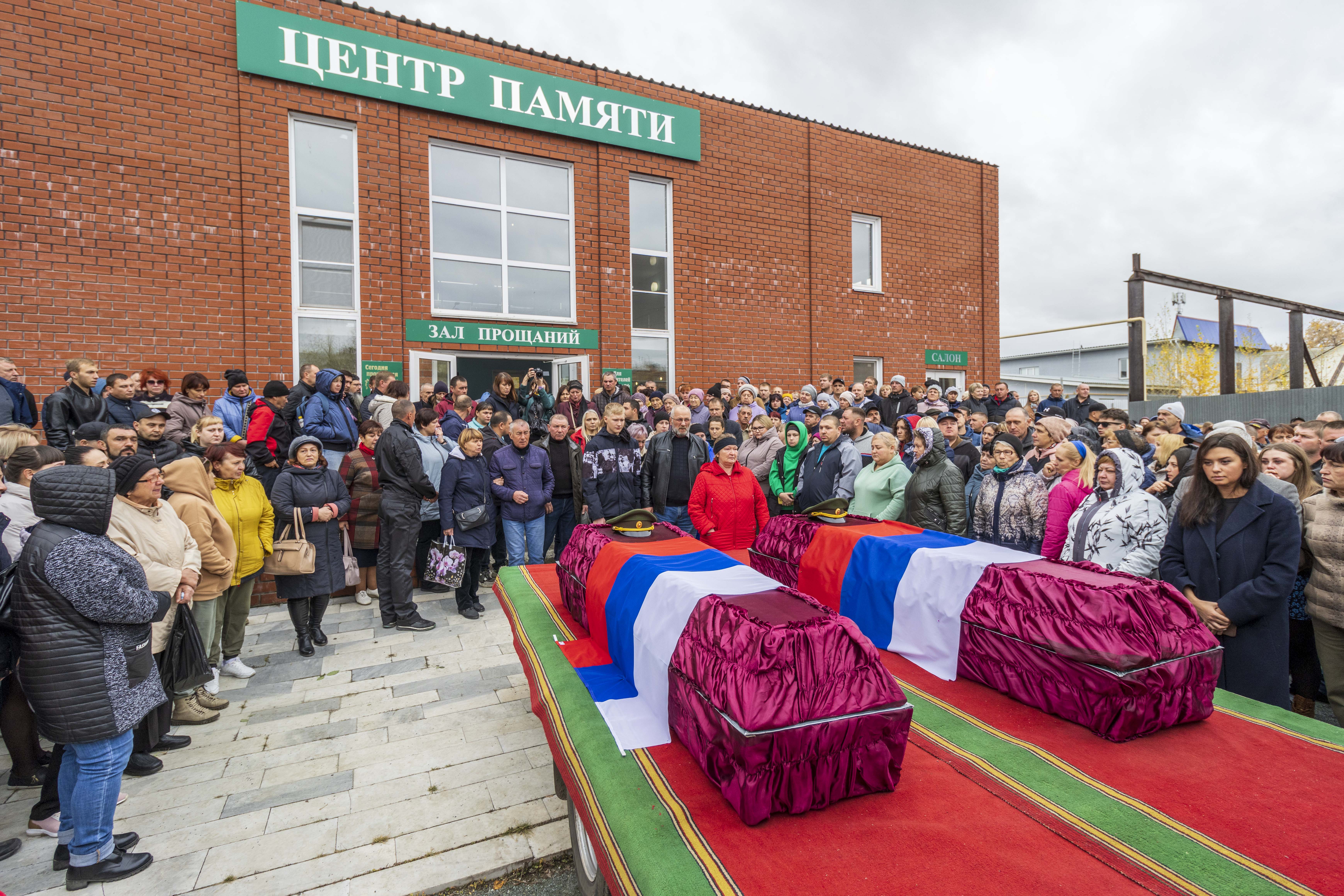 Сегодня в Коркинском районе сотни земляков пришли на прощание с Тимуром  Ахметшиным и Антоном Борисовым - Новости Коркинского округа