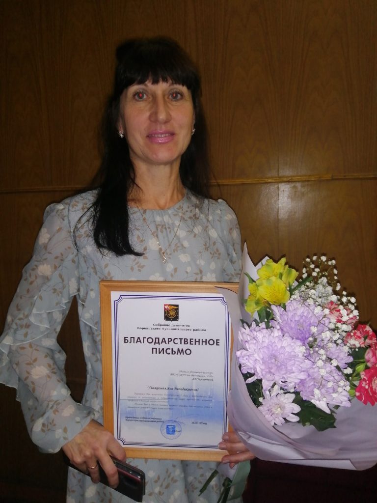 Сегодня поздравления принимают коркинские учителя