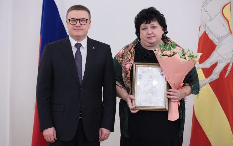 Алексей Текслер наградил премией губернатора Светлану Звереву