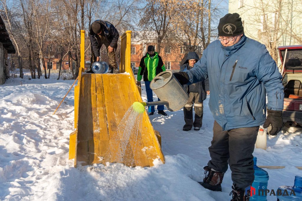 Депутат Коркинского округа вместе с жителями установил горку и ёлку для ребятишек в одном из дворов