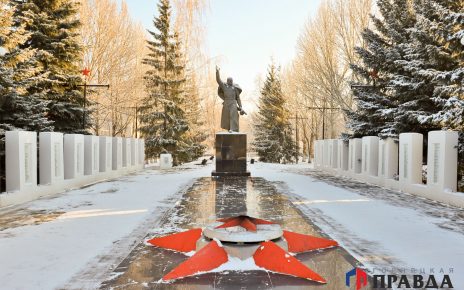 Коркинские школьницы затушили снегом Вечный огонь