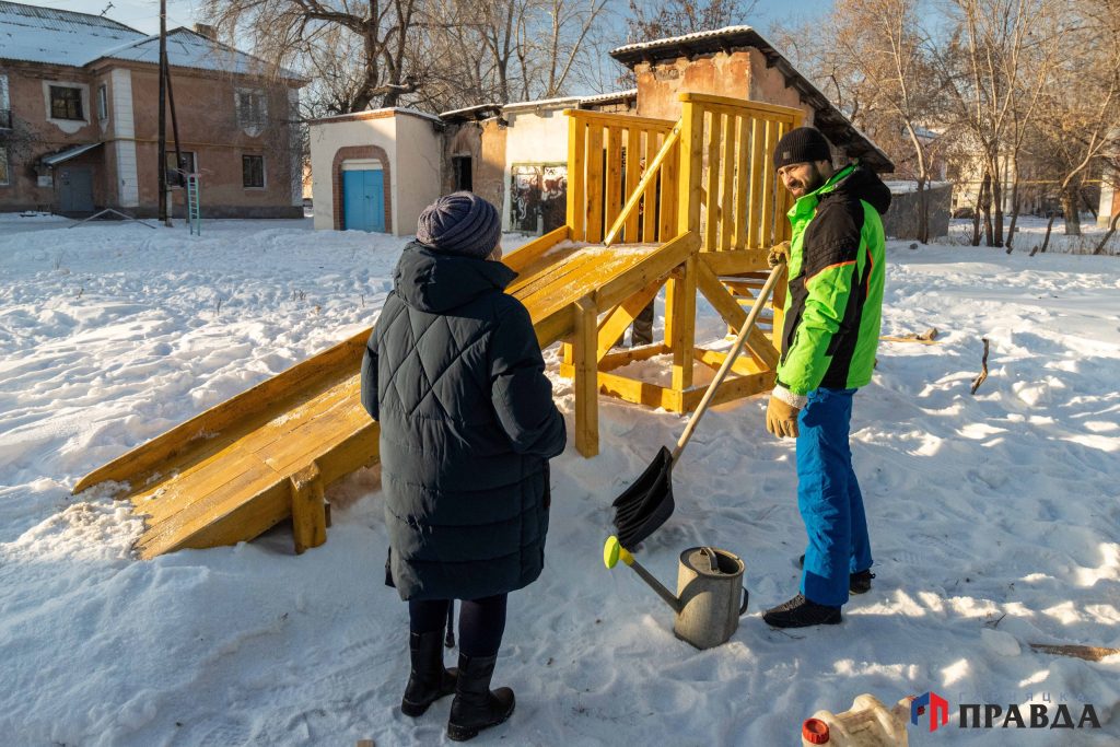 Депутат Коркинского округа вместе с жителями установил горку и ёлку для ребятишек в одном из дворов