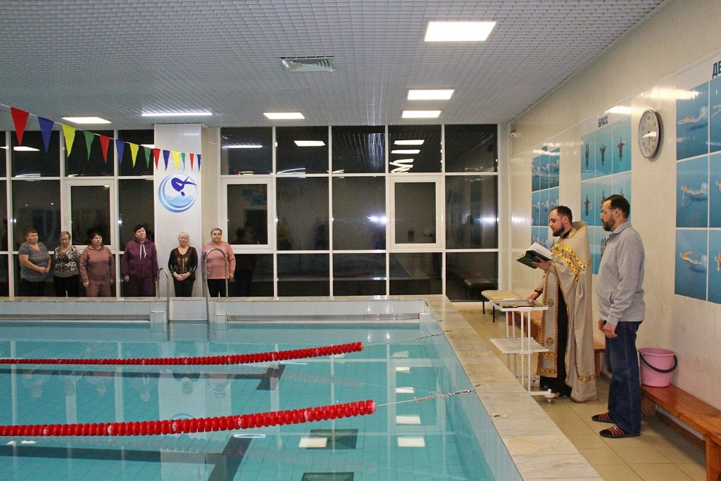 Коркинцы совершили обряд омовения в канун Крещения в плавательном бассейне