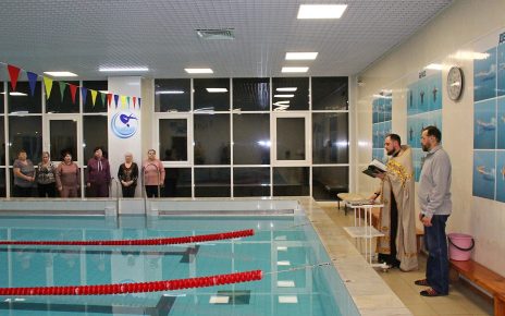 Коркинцы совершили обряд омовения в канун Крещения в плавательном бассейне