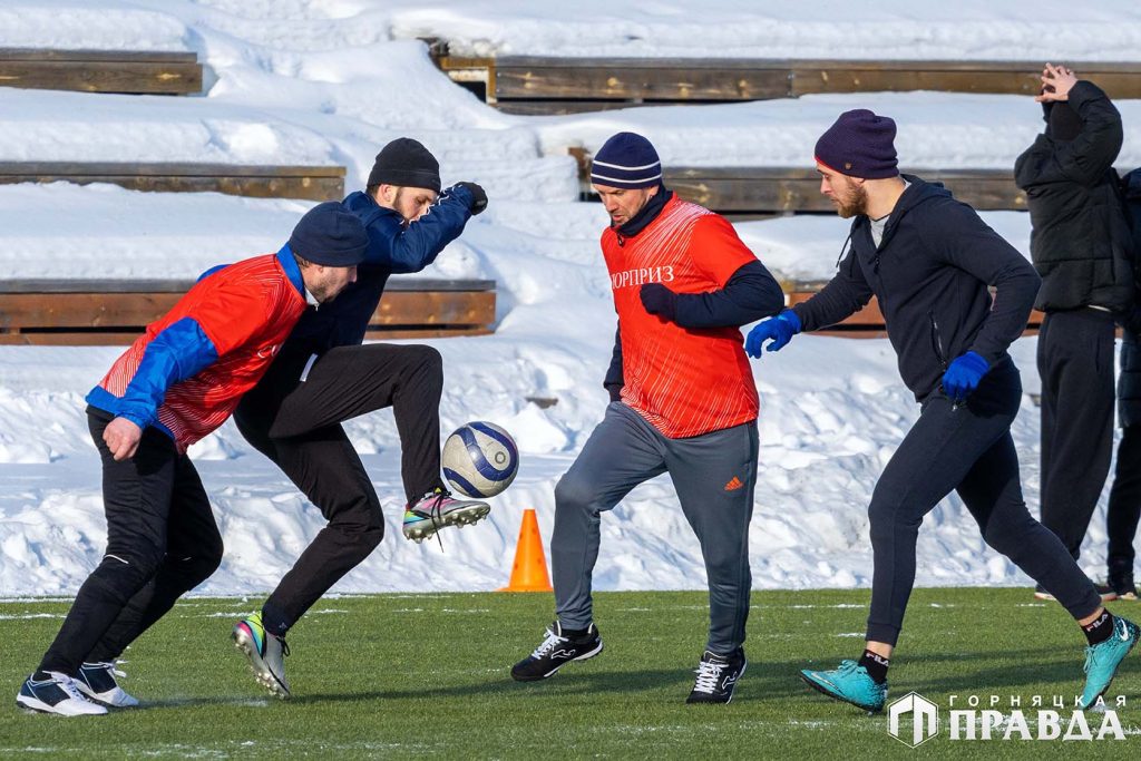 В открытом первенстве Коркинского округа по мини-футболу на снегу «Зимний мяч России–2023» лидируют «Сюрприз» и «Шахтёр»