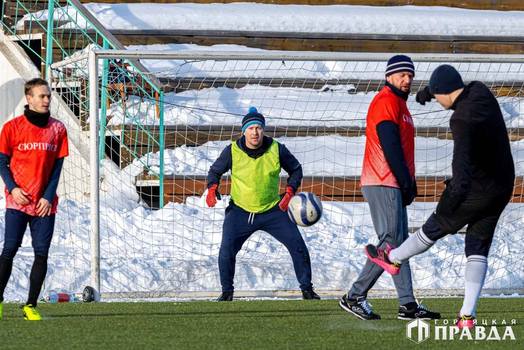 В открытом первенстве Коркинского округа по мини-футболу на снегу «Зимний мяч России–2023» лидируют «Сюрприз» и «Шахтёр»