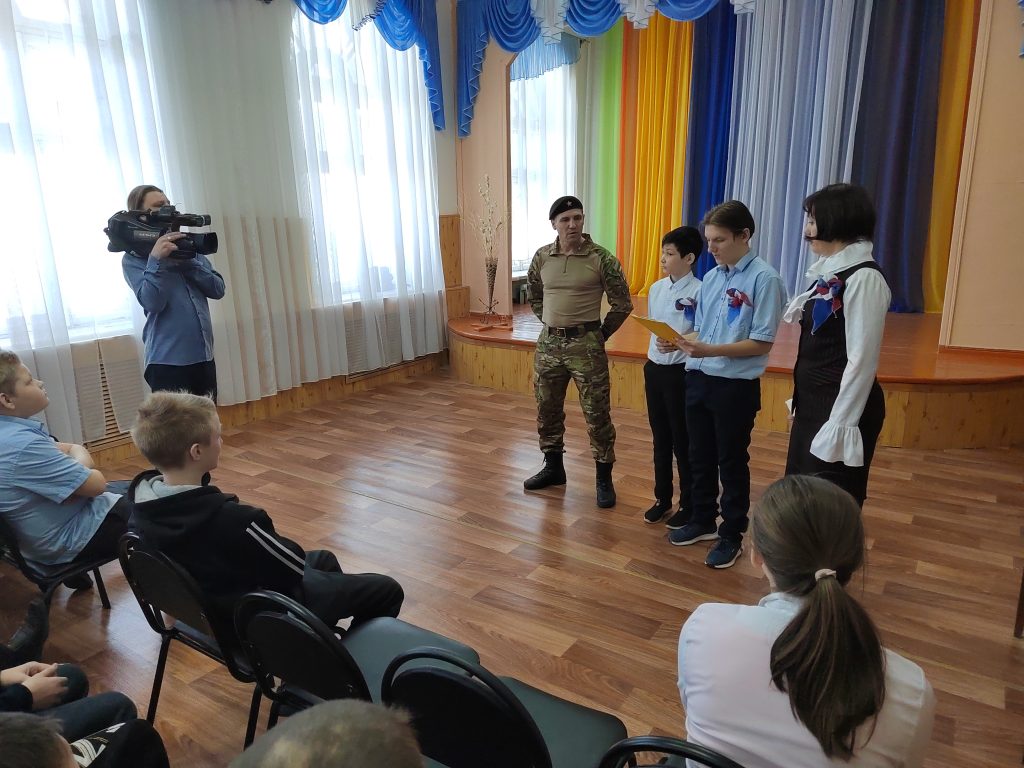 Коркинские школьники встретились с участником специальной военной операции на Украине
