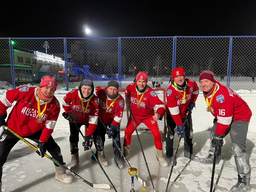 В Магнитогорске в хоккей на валенках лучше всех играли коелгинская «Красная машина» и коркинский «Футболист»
