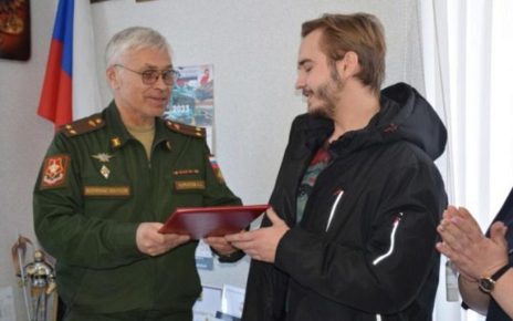 Контрактнику из Кизильского района военком вручил благодарность Верховного главнокомандующего