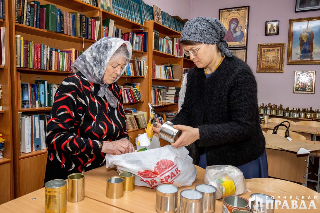 В Коркино желающие помочь солдатам в зоне СВО изготавливают окопные свечи