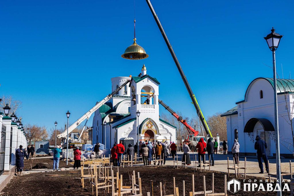 На Розе освятили купола, колокола и кресты строящегося храма