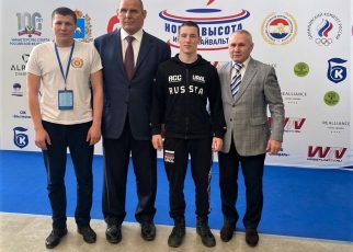 Коркинский борец Денис Романов встретился с легендами мирового спорта