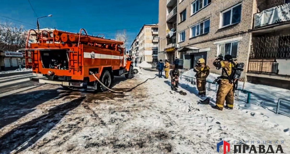 Огнеборцы спасали коркинцев из горящего общежития