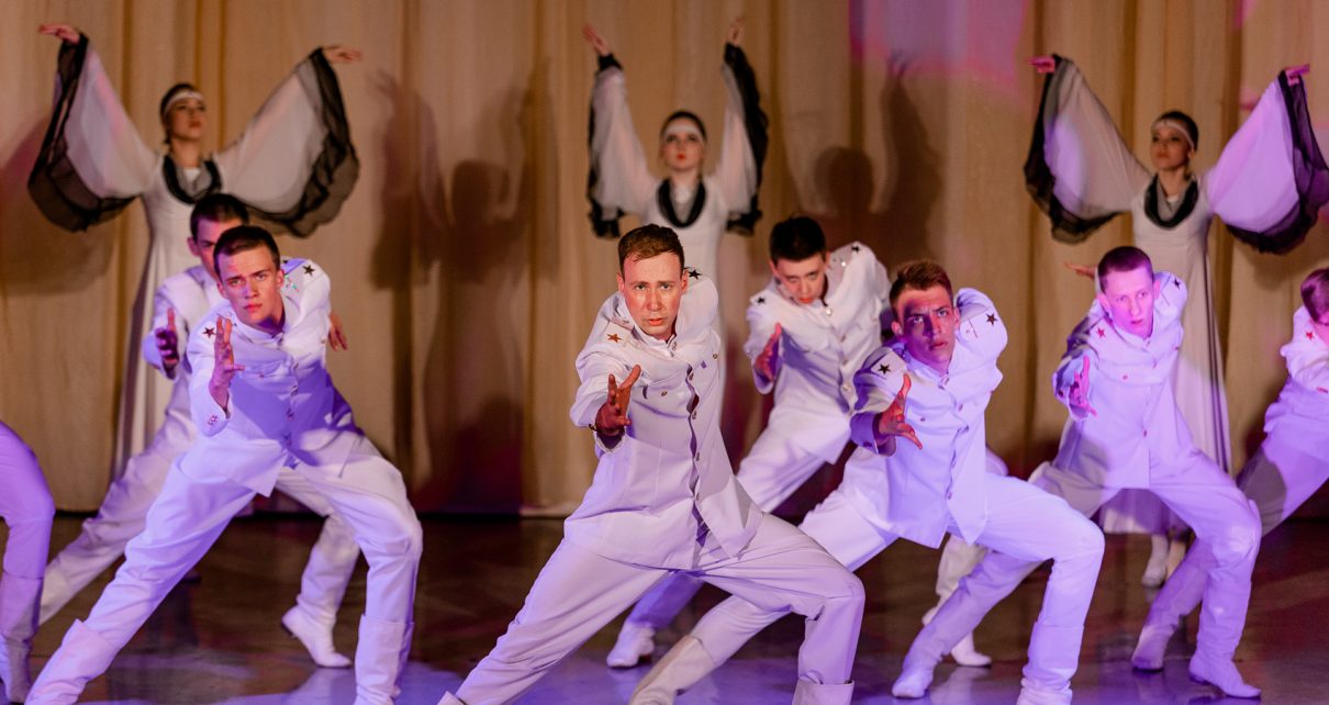 Для коркинцев с отчётным концертом выступил полный состав молодёжного театра "Проспект Горняков"