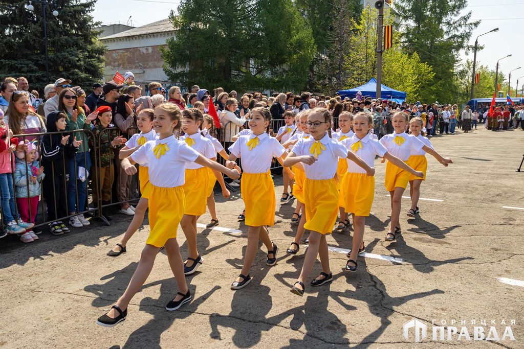 В День Победы коркинские школьники и студенты маршировали на Комсомольской площади