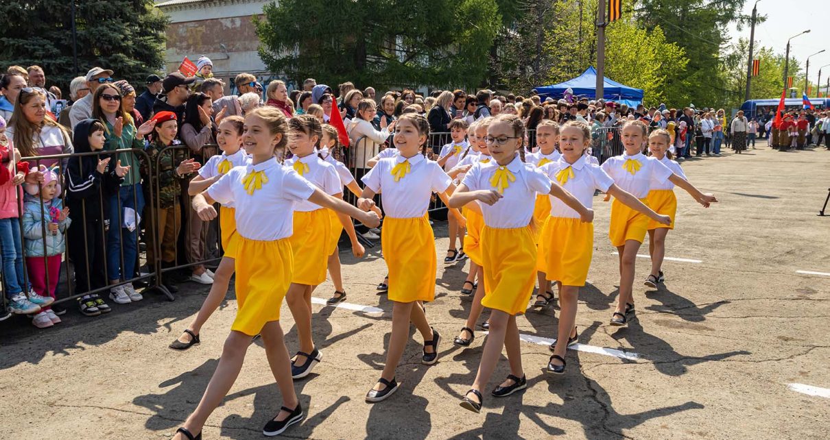 В День Победы коркинские школьники и студенты маршировали на Комсомольской площади