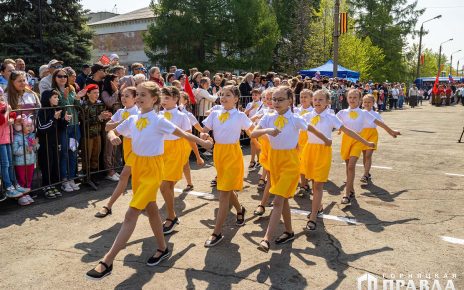 В День Победы коркинские школьники и студенты маршировали на Комсомольской площади