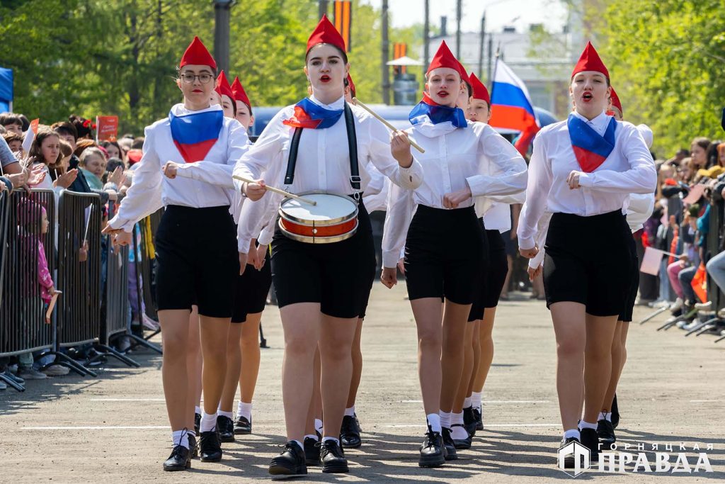 В День Победы коркинские школьники и студенты маршировали на Комсомольской площади