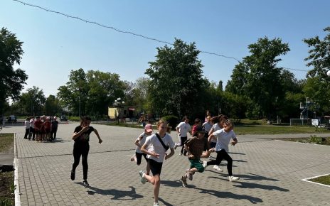 Младшие коркинские школьники встретили лето по-спортивному