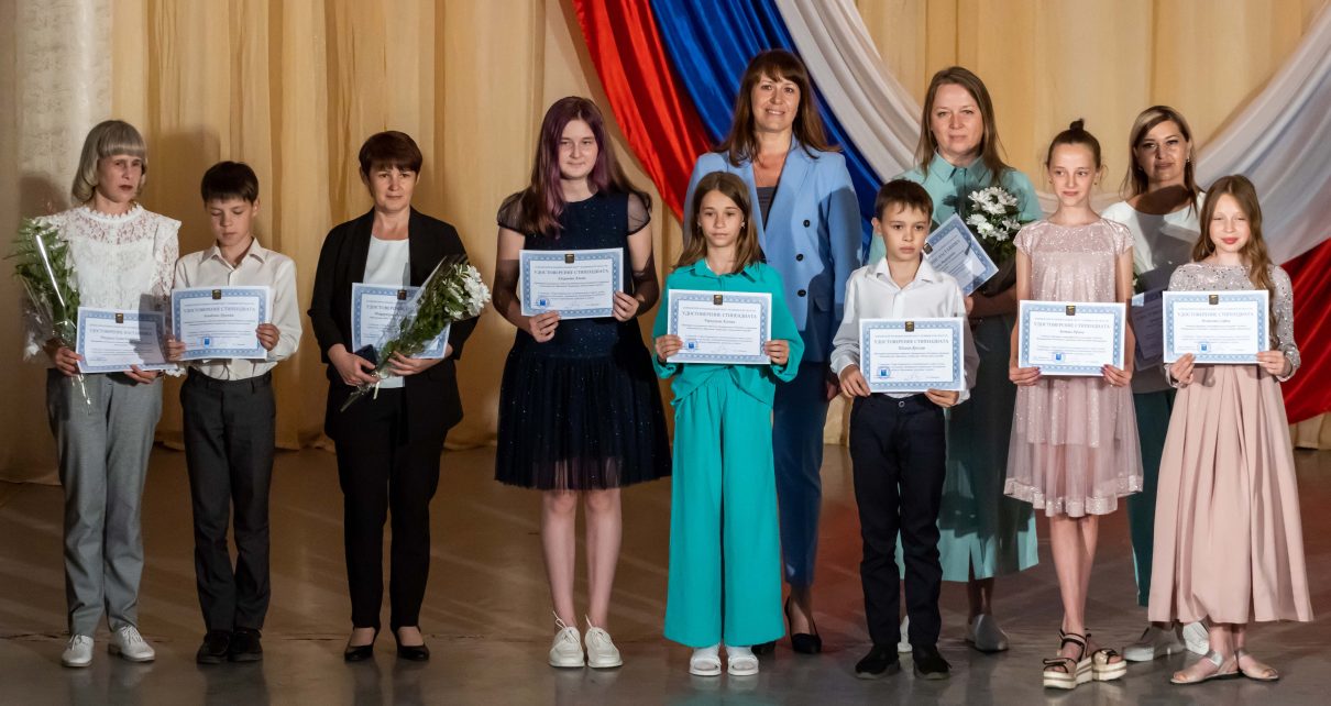 Сегодня около ста коркинских ребят наградили стипендией главы   