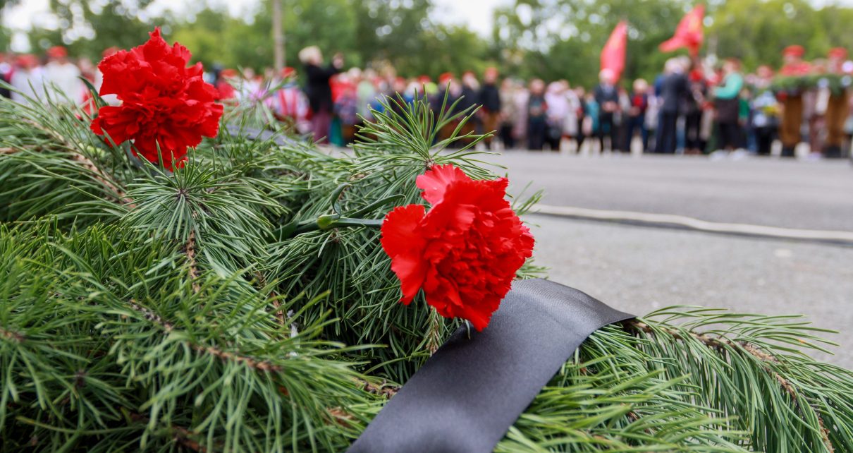 В День памяти и скорби на Комсомольской площади коркинцы возложили цветы к Вечному огню