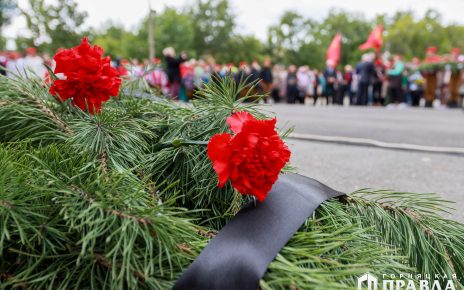 В День памяти и скорби на Комсомольской площади коркинцы возложили цветы к Вечному огню