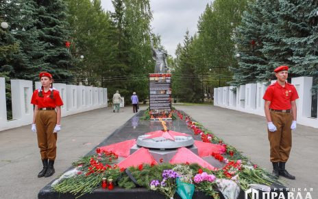 В День памяти и скорби на Комсомольской площади коркинцы возложили цветы к Вечному огню