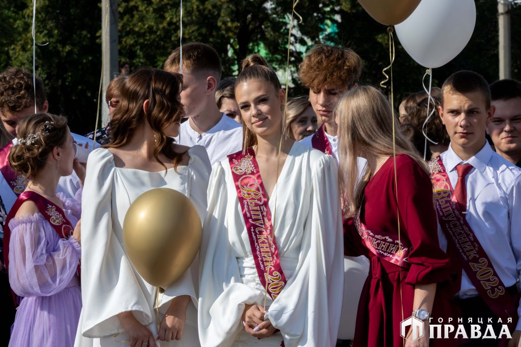 Выпускной бал в Коркинском округе провели для 156 одиннадцатиклассников 