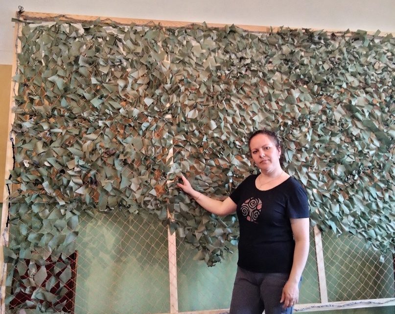 Ирина Казанцева организовала плетение маскировочных сетей для солдат
