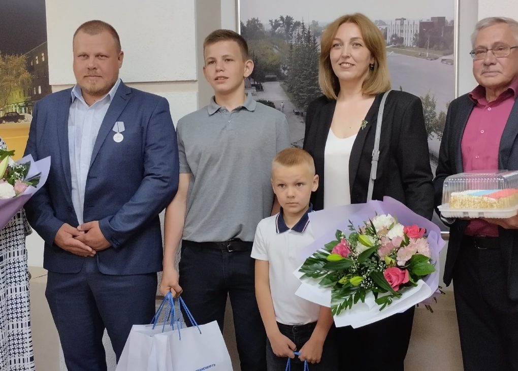 Коркинца Вадима Комарова, участвовавшего в СВО, наградили медалью "За отвагу" 