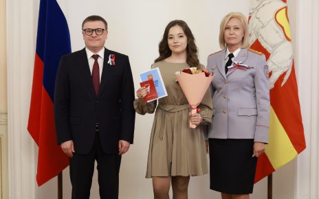 В День России коркинской школьнице паспорт вручил губернатор