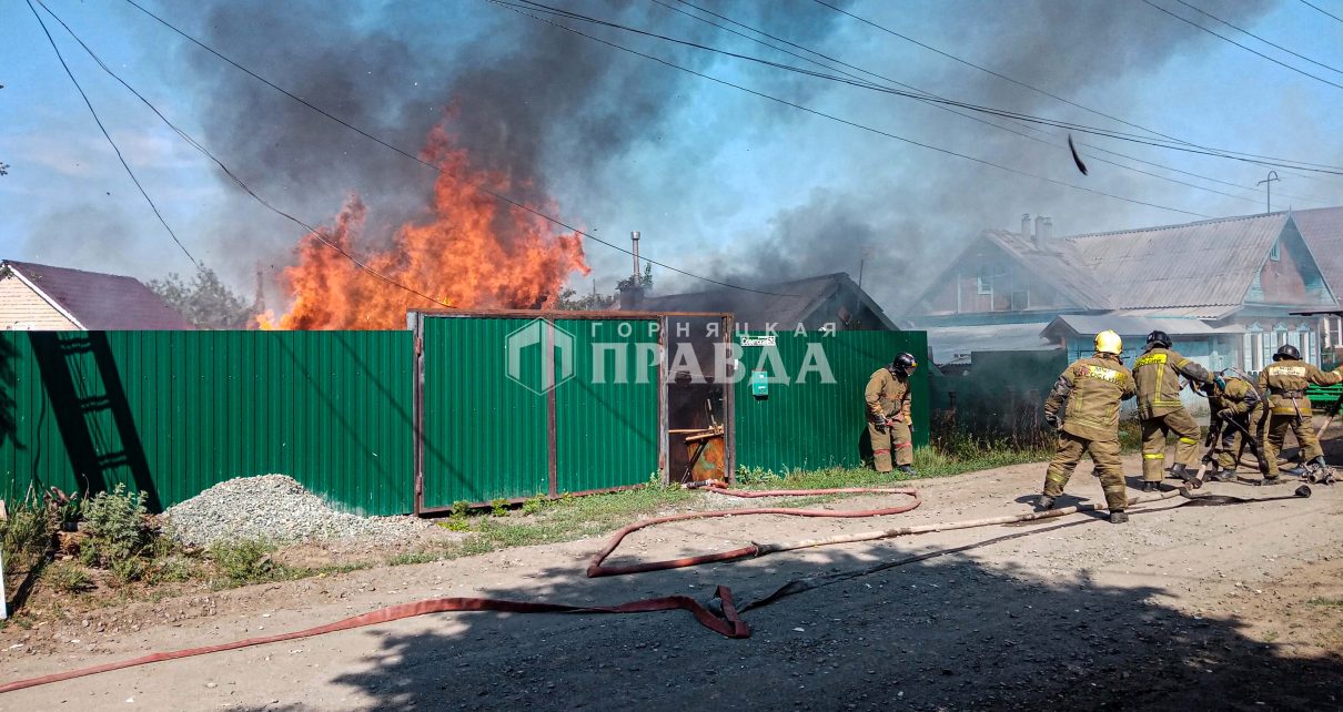 В Коркино 13 огнеборцев тушили дом и баню