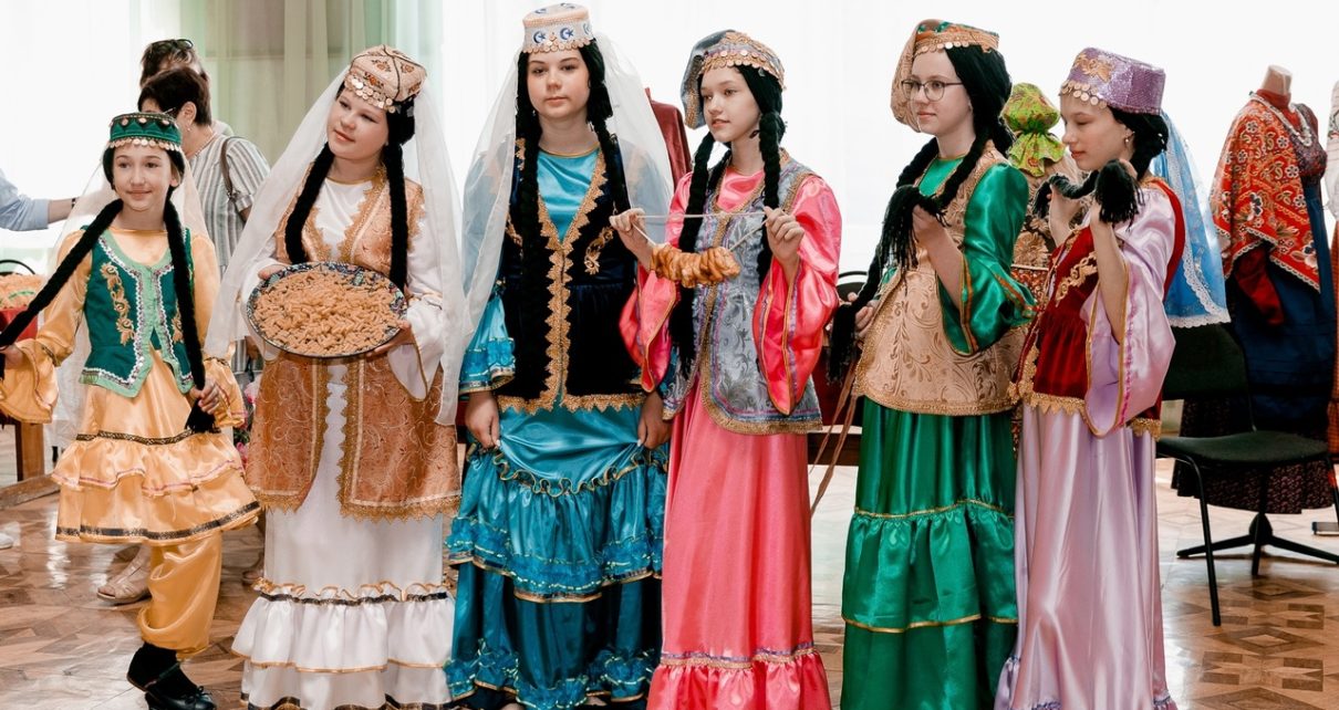 Коркинцы познакомились с выставочными экспозициями костюмов разных народов