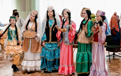 Коркинцы познакомились с выставочными экспозициями костюмов разных народов