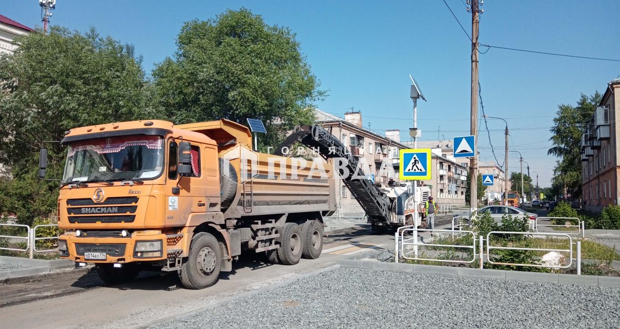 В Коркино на улице Мира подрядчики срезают старый асфальт