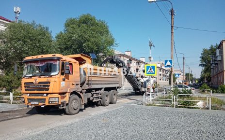 В Коркино на улице Мира подрядчики срезают старый асфальт