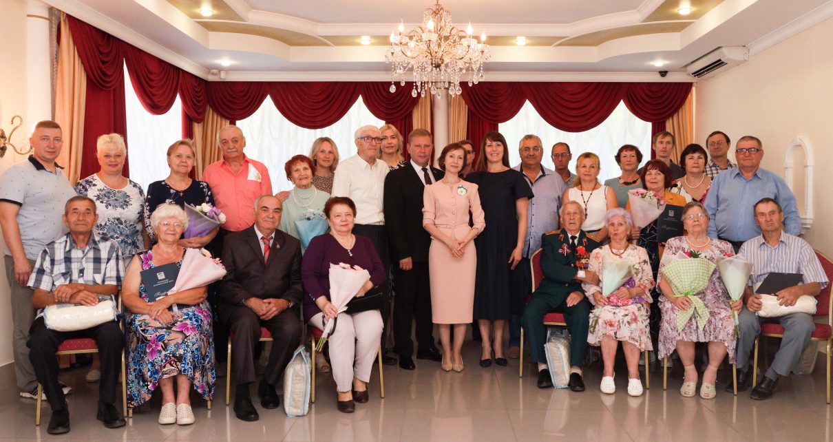 Коркинцев, проживших вместе не один десяток лет, поздравили с Днём семьи, любви и верности