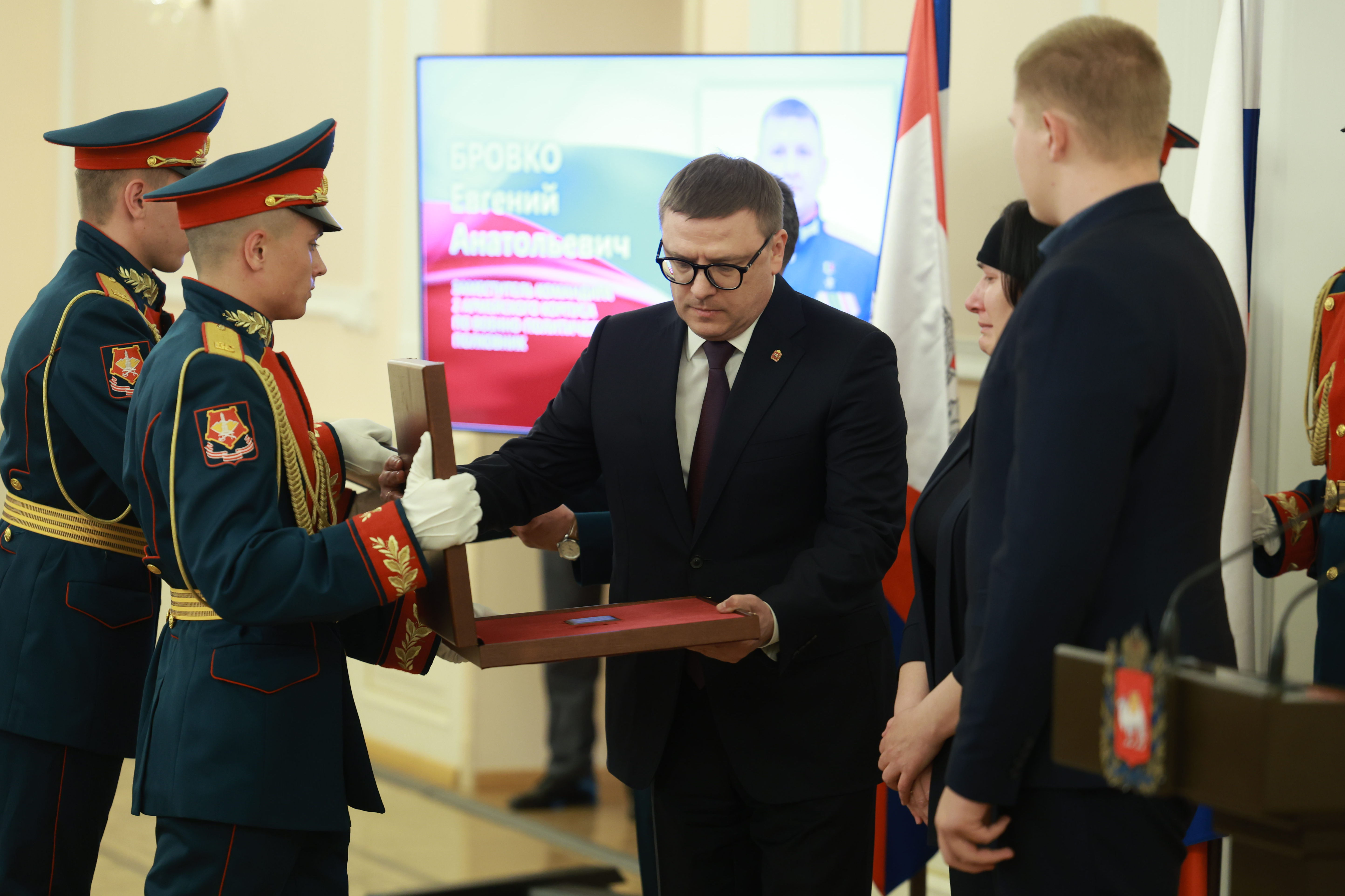 Губернатор передал семье погибшего героя СВО государственные награды -  Новости Коркинского округа